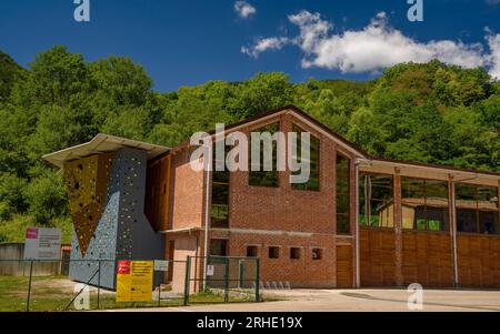 Neue Kletterwand Ripollès in der Sporthalle Ogassa (Ripollès, Girona, Katalonien, Spanien, Pyrenäen) ESP: Nuevo rocódromo del Ripollès, Ogassa Stockfoto