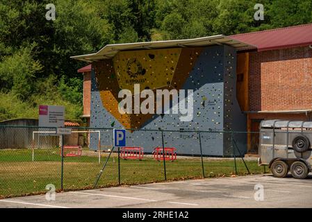 Neue Kletterwand Ripollès in der Sporthalle Ogassa (Ripollès, Girona, Katalonien, Spanien, Pyrenäen) ESP: Nuevo rocódromo del Ripollès, Ogassa Stockfoto