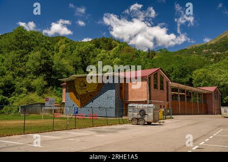 Neue Kletterwand Ripollès in der Sporthalle Ogassa (Ripollès, Girona, Katalonien, Spanien, Pyrenäen) ESP: Nuevo rocódromo del Ripollès, Ogassa Stockfoto