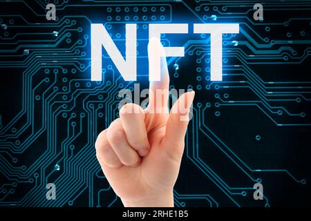 Weibliche Hand drückt virtuelle NFT-Taste, bei Nahaufnahme des digitalen Hintergrunds Stockfoto