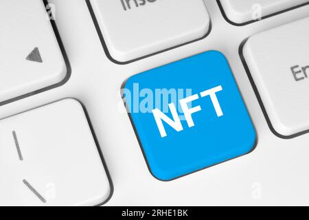 Blaue Taste mit NFT-Wort auf der Tastatur Nahaufnahme, Technologie und Geschäftskonzept Stockfoto
