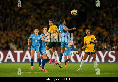 Sydney, Australien. 16. August 2023: Sam Kerr (Australien) und 16. Kämpfen Sie während eines Spiels um den Ball, um, . Kim Price/CSM Stockfoto