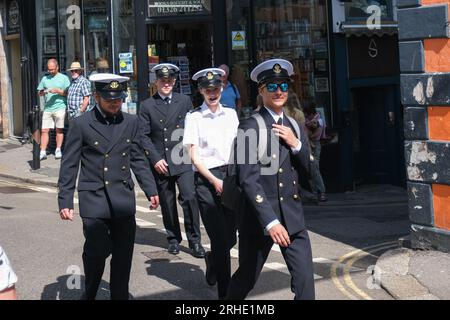 Falmouth, Cornwall, Großbritannien. 16. Augutst 2023. Wetter in Großbritannien. Es war heiß und sonnig für die jungen Crewmitglieder der großen Schiffe, die vor dem Rennen in Falmouth festsaßen. Credit Simon Maycock / Alamy Live News. Stockfoto