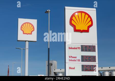 Valjevo, Serbien - 24. März 2023: Firmenlogo der SHELL Oil Company in Valjevo, Serbien, auf dem Gasbahnhof. Shell plc ist ein britisches multinationales Öl- und Gasunternehmen Stockfoto