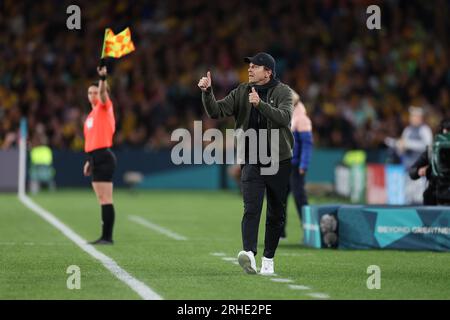 Sydney, Australien. 16. Aug. 2023. Tony Gustavsson, Cheftrainer Australiens, zeigt sich während des Halbfinals zwischen Australien und England bei der FIFA Women's World Cup 2023 in Sydney, Australien, am 16. August 2023. Kredit: Ding Xu/Xinhua/Alamy Live News Stockfoto