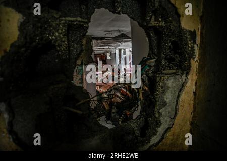 Nablus, Palästina. 16. Aug. 2023. Allgemeiner Überblick über die zerstörten Gebäude im Lager, nachdem die israelischen Truppen das Flüchtlingslager Balata östlich von Nablus im nördlichen Westjordanland gestürmt hatten. Die israelischen Streitkräfte haben das Lager Balata überfallen, ein Haus in die Luft gejagt und es zerstört, unter dem Vorwand, es sei ein Labor für die Herstellung lokaler Sprengkörper und es war voll davon. Kredit: SOPA Images Limited/Alamy Live News Stockfoto