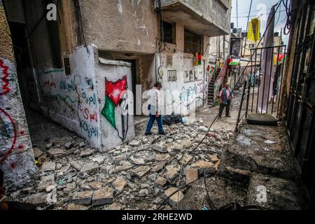 Nablus, Palästina. 16. Aug. 2023. Die Palästinenser inspizieren die Schäden am Lager, nachdem die israelischen Truppen das Flüchtlingslager Balata östlich von Nablus im nördlichen Westjordanland gestürmt hatten. Die israelischen Streitkräfte haben das Lager Balata überfallen, ein Haus in die Luft gejagt und es zerstört, unter dem Vorwand, es sei ein Labor für die Herstellung lokaler Sprengkörper und es war voll davon. Kredit: SOPA Images Limited/Alamy Live News Stockfoto