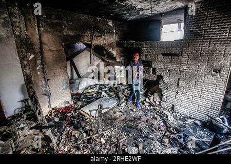 Nablus, Palästina. 16. Aug. 2023. Die Palästinenser inspizieren die Schäden am Lager, nachdem die israelischen Truppen das Flüchtlingslager Balata östlich von Nablus im nördlichen Westjordanland gestürmt hatten. Die israelischen Streitkräfte haben das Lager Balata überfallen, ein Haus in die Luft gejagt und es zerstört, unter dem Vorwand, es sei ein Labor für die Herstellung lokaler Sprengkörper und es war voll davon. Kredit: SOPA Images Limited/Alamy Live News Stockfoto