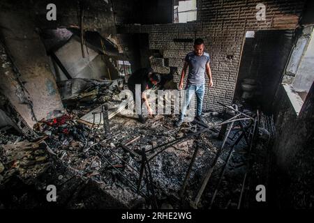 Nablus, Palästina. 16. Aug. 2023. Die Palästinenser inspizieren die Schäden am Lager, nachdem die israelischen Truppen das Flüchtlingslager Balata östlich von Nablus im nördlichen Westjordanland gestürmt hatten. Die israelischen Streitkräfte haben das Lager Balata überfallen, ein Haus in die Luft gejagt und es zerstört, unter dem Vorwand, es sei ein Labor für die Herstellung lokaler Sprengkörper und es war voll davon. Kredit: SOPA Images Limited/Alamy Live News Stockfoto