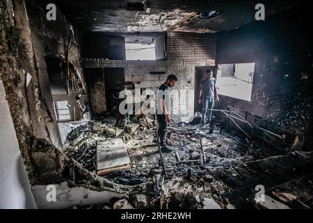 Nablus, Palästina. 16. Aug. 2023. Die Palästinenser inspizieren die Schäden am Lager, nachdem die israelischen Truppen das Flüchtlingslager Balata östlich von Nablus im nördlichen Westjordanland gestürmt hatten. Die israelischen Streitkräfte haben das Lager Balata überfallen, ein Haus in die Luft gejagt und es zerstört, unter dem Vorwand, es sei ein Labor für die Herstellung lokaler Sprengkörper und es war voll davon. Kredit: SOPA Images Limited/Alamy Live News Stockfoto