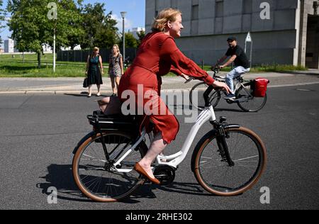 Berlin, Deutschland. 16. Aug. 2023. Lisa Paus (Bündnis 90/die Grünen), Bundesministerin für Familie, Frauen, Senioren und Jugend, verlässt die Kabinettssitzung mit dem Fahrrad. Der Entwurf des "Wachstumschancen-Gesetzes" des Bundesfinanzministers Lindner konnte nicht im Kabinett vorgelegt werden, weil Familienminister Paus dagegen Einspruch eingelegt hat. Kredit: Britta Pedersen/dpa/Alamy Live News Stockfoto