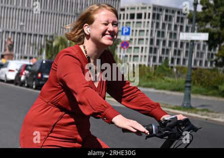 Berlin, Deutschland. 16. Aug. 2023. Lisa Paus (Bündnis 90/die Grünen), Bundesministerin für Familie, Frauen, Senioren und Jugend, verlässt die Kabinettssitzung mit dem Fahrrad. Der Entwurf des "Wachstumschancen-Gesetzes" des Bundesfinanzministers Lindner konnte nicht im Kabinett vorgelegt werden, weil Familienminister Paus dagegen Einspruch eingelegt hat. Kredit: Britta Pedersen/dpa/Alamy Live News Stockfoto