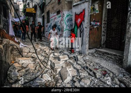 Nablus, Palästina. 16. Aug. 2023. Die Palästinenser inspizieren die Schäden am Lager, nachdem die israelischen Truppen das Flüchtlingslager Balata östlich von Nablus im nördlichen Westjordanland gestürmt hatten. Die israelischen Streitkräfte haben das Lager Balata überfallen, ein Haus in die Luft gejagt und es zerstört, unter dem Vorwand, es sei ein Labor für die Herstellung lokaler Sprengkörper und es war voll davon. Kredit: SOPA Images Limited/Alamy Live News Stockfoto