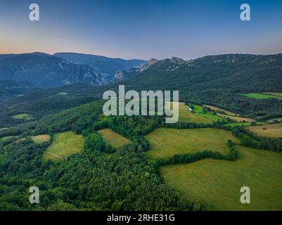 Umgebung des Montcortès-Sees bei Sonnenaufgang im Sommer (Pallars Sobirà, Lleida, Katalonien, Spanien, Pyrenäen) ESP: Alrededores del lago de Montcortès Stockfoto