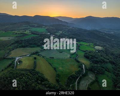 Umgebung des Montcortès-Sees bei Sonnenaufgang im Sommer (Pallars Sobirà, Lleida, Katalonien, Spanien, Pyrenäen) ESP: Alrededores del lago de Montcortès Stockfoto