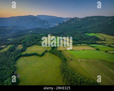 Umgebung des Montcortès-Sees bei Sonnenaufgang im Sommer (Pallars Sobirà, Lleida, Katalonien, Spanien, Pyrenäen) ESP: Alrededores del lago de Montcortès Stockfoto