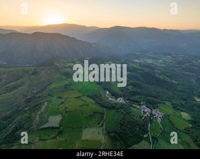 Umgebung des Montcortès-Sees bei Sonnenaufgang im Sommer (Pallars Sobirà, Lleida, Katalonien, Spanien, Pyrenäen) ESP: Alrededores del lago de Montcortès Stockfoto