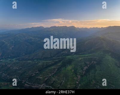 Umgebung des Montcortès-Sees bei Sonnenaufgang im Sommer (Pallars Sobirà, Lleida, Katalonien, Spanien, Pyrenäen) ESP: Alrededores del lago de Montcortès Stockfoto