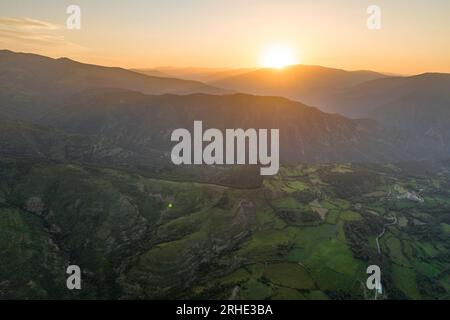 Umgebung des Montcortès-Sees bei Sonnenaufgang im Sommer (Pallars Sobirà, Lleida, Katalonien, Spanien, Pyrenäen) ESP: Alrededores del lago de Montcortès Stockfoto