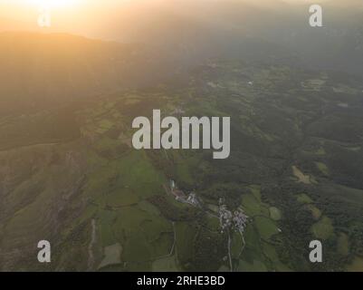 Umgebung des Montcortès-Sees bei Sonnenaufgang im Sommer (Pallars Sobirà, Lleida, Katalonien, Spanien, Pyrenäen) ESP: Alrededores del lago de Montcortès Stockfoto