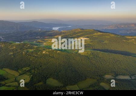 Umgebung des Montcortès-Sees bei Sonnenaufgang im Sommer (Pallars Sobirà, Lleida, Katalonien, Spanien, Pyrenäen) ESP: Alrededores del lago de Montcortès Stockfoto