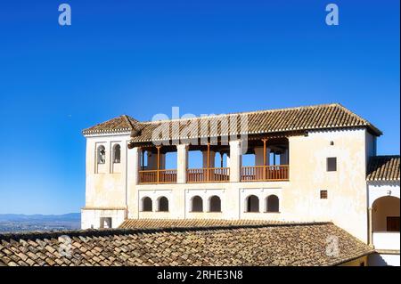 Alambra, Spanien - 5. August 2023: Blick aus der Vogelperspektive auf ein mittelalterliches Gebäude in der berühmten Touristenattraktion. Stockfoto