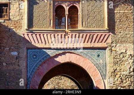 Alambra, Spanien - 5. August 2023: Außenarchitektur eines mittelalterlichen Gebäudes im islamischen Stil. Stockfoto