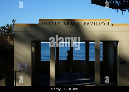 Shelly Beach Pavilion, der einfache Art-Deco-inspirierte Strandpavillon im gedämpften Nachmittagslicht, Zitrone, Gelb gegen Tiefseeblau und Hellblau Stockfoto