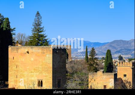 Alhambra, Spanien - 5. August 2023: Mittelalterliche Türme in den Festungsmauern der Festung und des Palastkomplexes Stockfoto