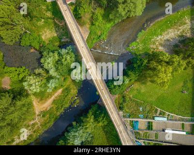 Zenithal: Luftaufnahme der alten Brücke von Sant Joan de les Abadesses über den Fluss Ter (Ripollès, Girona, Katalonien, Spanien) Stockfoto