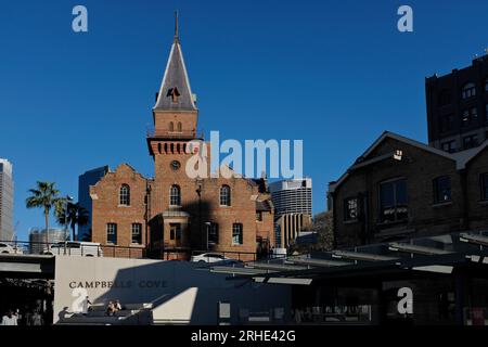 Das ASNCo-Gebäude im holländischen Stil in Campbell Cove, Nordfassade, mit kontrastfarbenem Ziegelwerk im Uhrturm und Ockerbändern, The Rocks Sydney Stockfoto