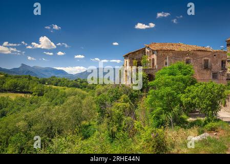 Blick vom Dorf Mentui, südlich von Pallars Sobirà. Im Hintergrund die Bergkette Sant Gervàs in Pallars Jussà, Lleida Katalonien Spanien Stockfoto