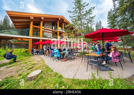 Moraine Lake Lodge, Moraine Lake im Sommer im Banff National Park, Canadian Rockies, Alberta, Kanada. Banff National Park, Alberta, Kanada Stockfoto