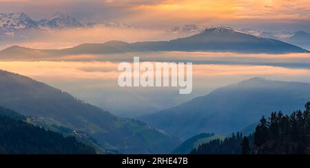 Ein breites 2:1-Panoramabild eines Sonnenaufgangs in den Dolomiten. Die Aussicht hier ist vom Passo delle Erbe (auf Deutsch: Würzjoch) auf mehr als 2000 Meter Höhe Stockfoto