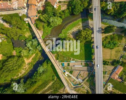 Zenithal: Luftaufnahme der neuen und alten Brücken von Sant Joan de les Abadesses über den Fluss Ter (Ripollès, Girona, Katalonien, Spanien) Stockfoto