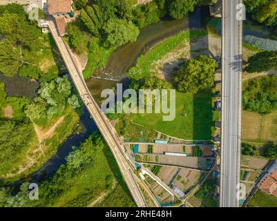 Zenithal: Luftaufnahme der neuen und alten Brücken von Sant Joan de les Abadesses über den Fluss Ter (Ripollès, Girona, Katalonien, Spanien) Stockfoto