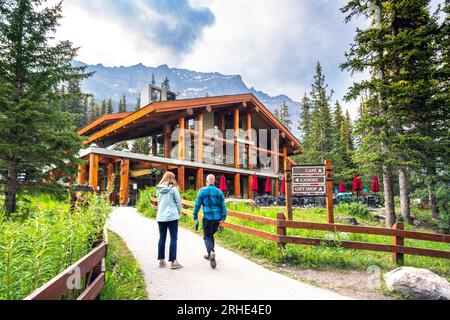 Moraine Lake Lodge, Moraine Lake im Sommer im Banff National Park, Canadian Rockies, Alberta, Kanada. Banff National Park, Alberta, Kanada Stockfoto