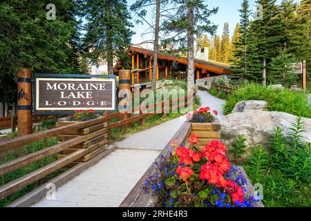 Moraine Lake Lodge, Moraine Lake im Sommer im Banff National Park, Canadian Rockies, Alberta, Kanada. Banff National Park, Alberta, Kanada Stockfoto