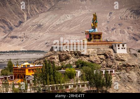 Indien, Ladakh, Nubra Valley, Diskit, Gyalwa Chamba (Maitreya Buddha) Statue über Photong von Häuptling Lama Stockfoto