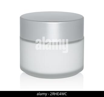 Glas-Kosmetikbehälter mit cremefarbenem isoliertem weißem Hintergrund. Modekosmetik-Konzept Stockfoto