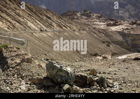 Indien, Ladakh, Nubra Valley, Turtuk, Schlange von Lastkraftwagen, die steile Hügel hinaufsteigen Stockfoto