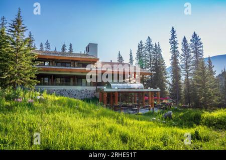 Moraine Lake Lodge, Moraine Lake im Sommer im Banff National Park, Canadian Rockies, Alberta, Kanada. Banff National Park, Alberta, Kanada Stockfoto