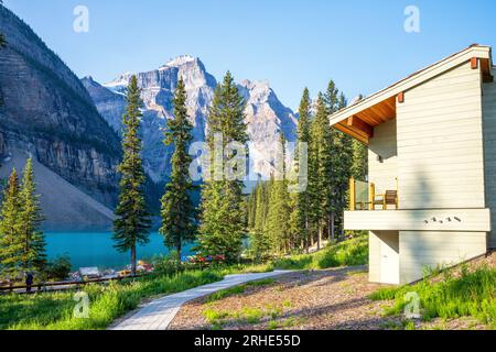 Moraine Lake Lodge, Moraine Lake im Sommer im Banff National Park, Canadian Rockies, Alberta, Kanada. Banff National Park, Alberta, Kanada Stockfoto