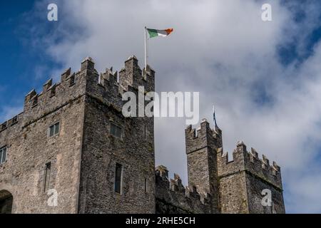 Blick aus der Vogelperspektive auf Bunratty Castle großes Turmhaus aus dem 15. Jahrhundert in County Clare in Irland, das die Überquerung des Ralty River bewacht, bevor er t erreicht Stockfoto