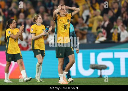 Ella Toone #10 aus England legt ihre Hände auf den Kopf, nachdem sie beim Halbfinalspiel der FIFA Women's World Cup 2023 im Stadium Australia, Sydney, Australien, 16. August 2023 1-3 verloren hat (Foto: Patrick Hoelscher/News Images) Stockfoto