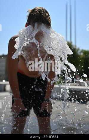 Brünn, Tschechische Republik. 16. Aug. 2023. Menschen und Kinder genießen heißes Wetter mit Springbrunnen in Brünn, Tschechische Republik, 16. August 2023. Kredit: Vaclav Salek/CTK Photo/Alamy Live News Stockfoto