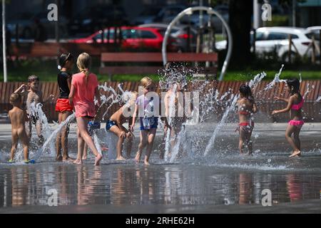 Brünn, Tschechische Republik. 16. Aug. 2023. Menschen und Kinder genießen heißes Wetter mit Springbrunnen am Mährischen Platz in Brünn, Tschechische Republik, 16. August 2023. Kredit: Vaclav Salek/CTK Photo/Alamy Live News Stockfoto