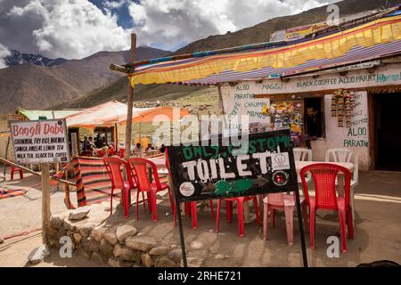 Indien, Ladakh, North Pullu, Restaurant an der Straße unterhalb des Khardung La Passes an der weltweit höchsten Autobahn Stockfoto