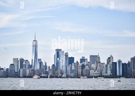 Skyline von New York City vom Liberty Island.One World Trade Center. Stockfoto