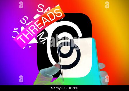 August 2023: In dieser Abbildung wird das Threads-Logo auf einem Smartphone-Bildschirm angezeigt. Threads ist das neue soziale Netzwerk und Messaging-ap Stockfoto